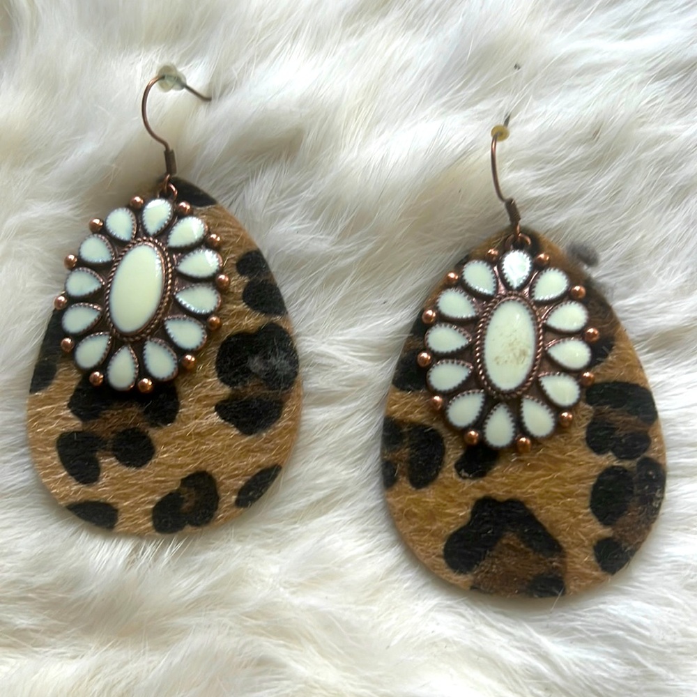 Fashionable faux leather earrings